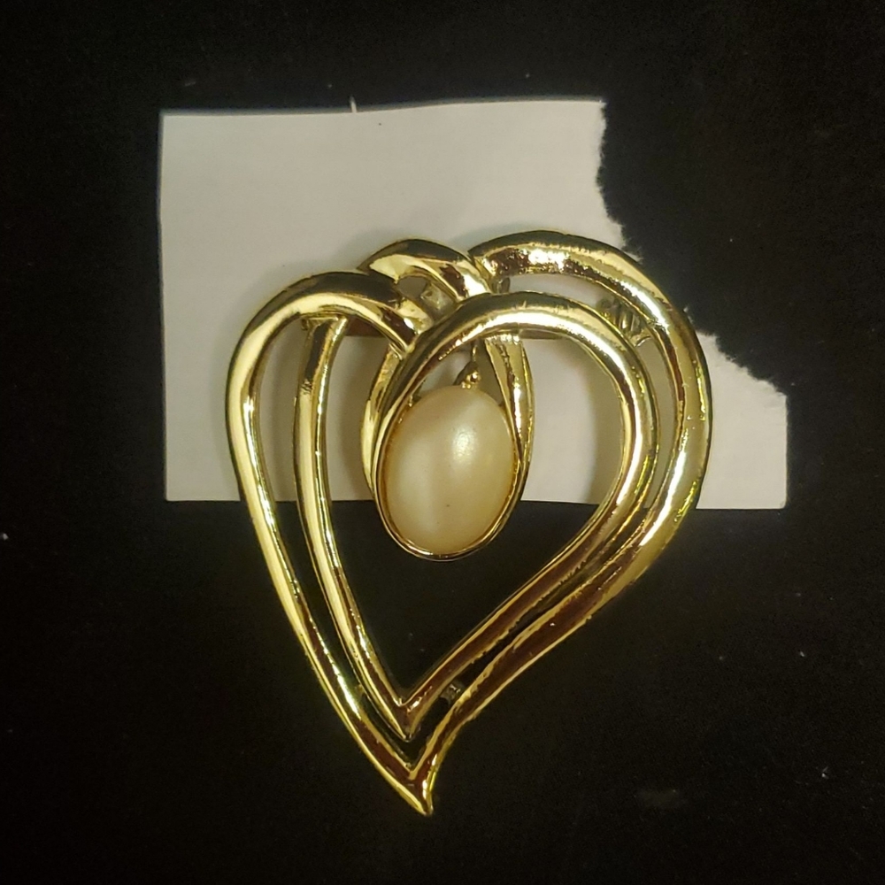 Vintage faux pearl goldtone heart brooch